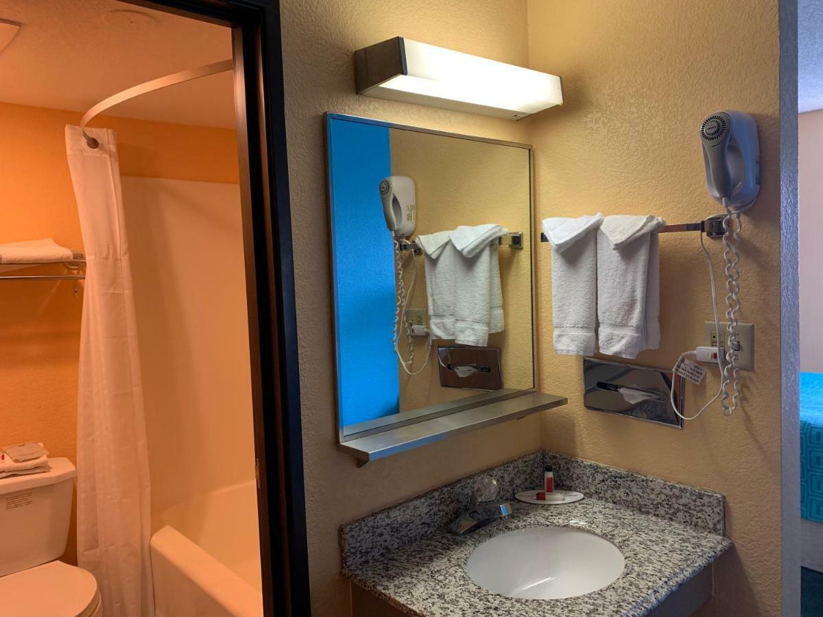 Howard Johnson By Wyndham Denver West Wheat Ridge Exterior foto
